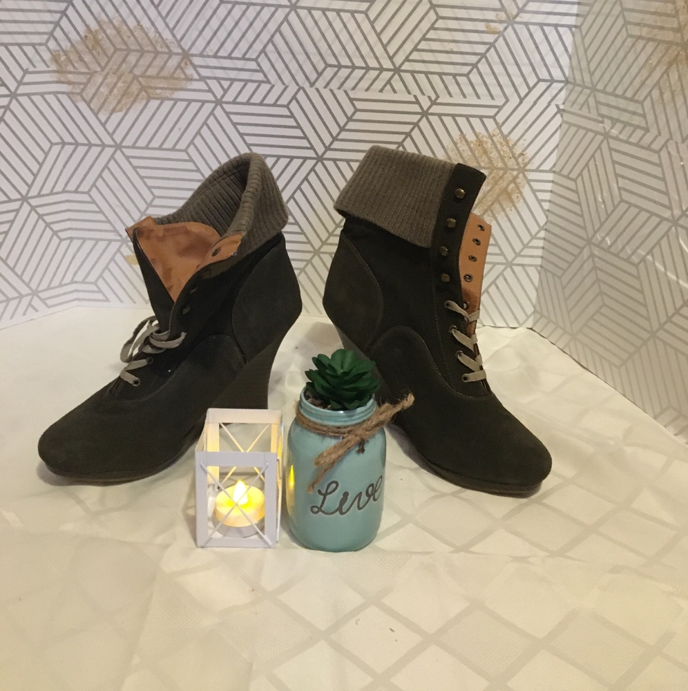 Green wedge boots brand new size 8